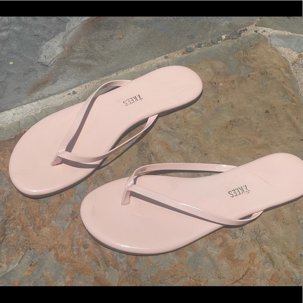 TKees | glosses flip flop in whipped cream sz 9
